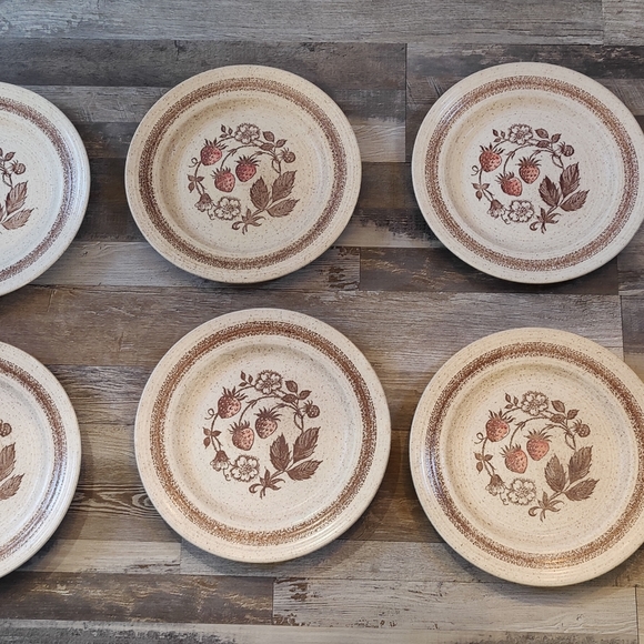 Set of six retro vintage (1970s) Churchill China Wild Strawberry luncheon plate - Picture 3 of 9